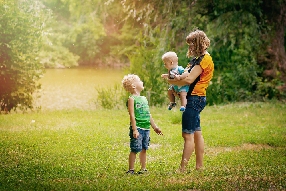 Лето мама игра. Дети на летней прогулке. Прогулка с детьми на природе. Дети на прогулке летом. Дети с родителями на природе.