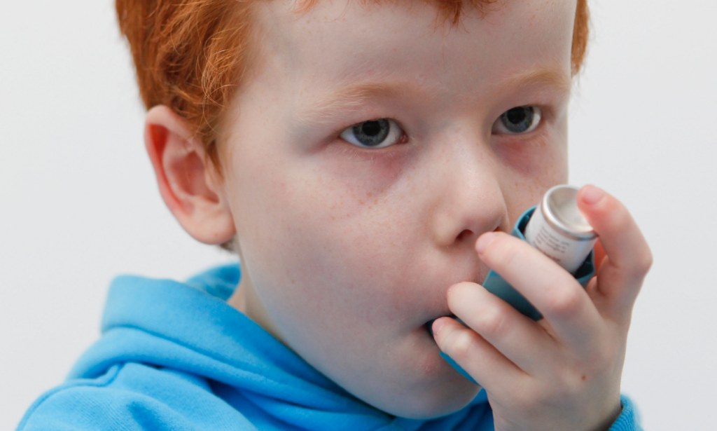 Врожденная астма. Мальчик с астмой. Астматический кашель у ребенка. Дети болеющие астмой.