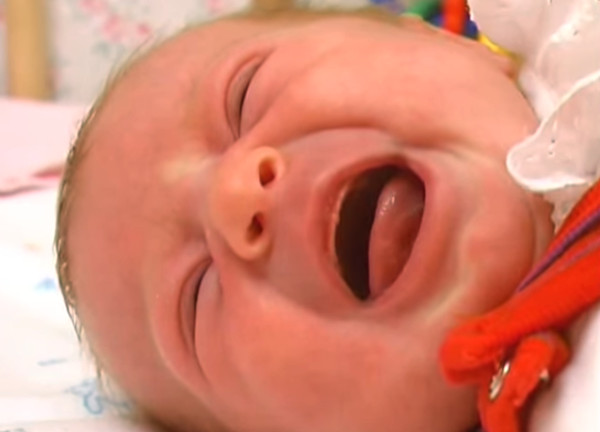 Почему плачет ребенок 5 месяцев. Ребенок плачет без остановки. Если ребёнок плачет сильно. Плачущий младенец с коликами. Свист при плаче у новорожденного.