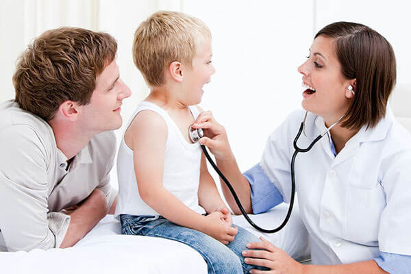 Физикальный осмотр ребенка поможет установить диагноз
