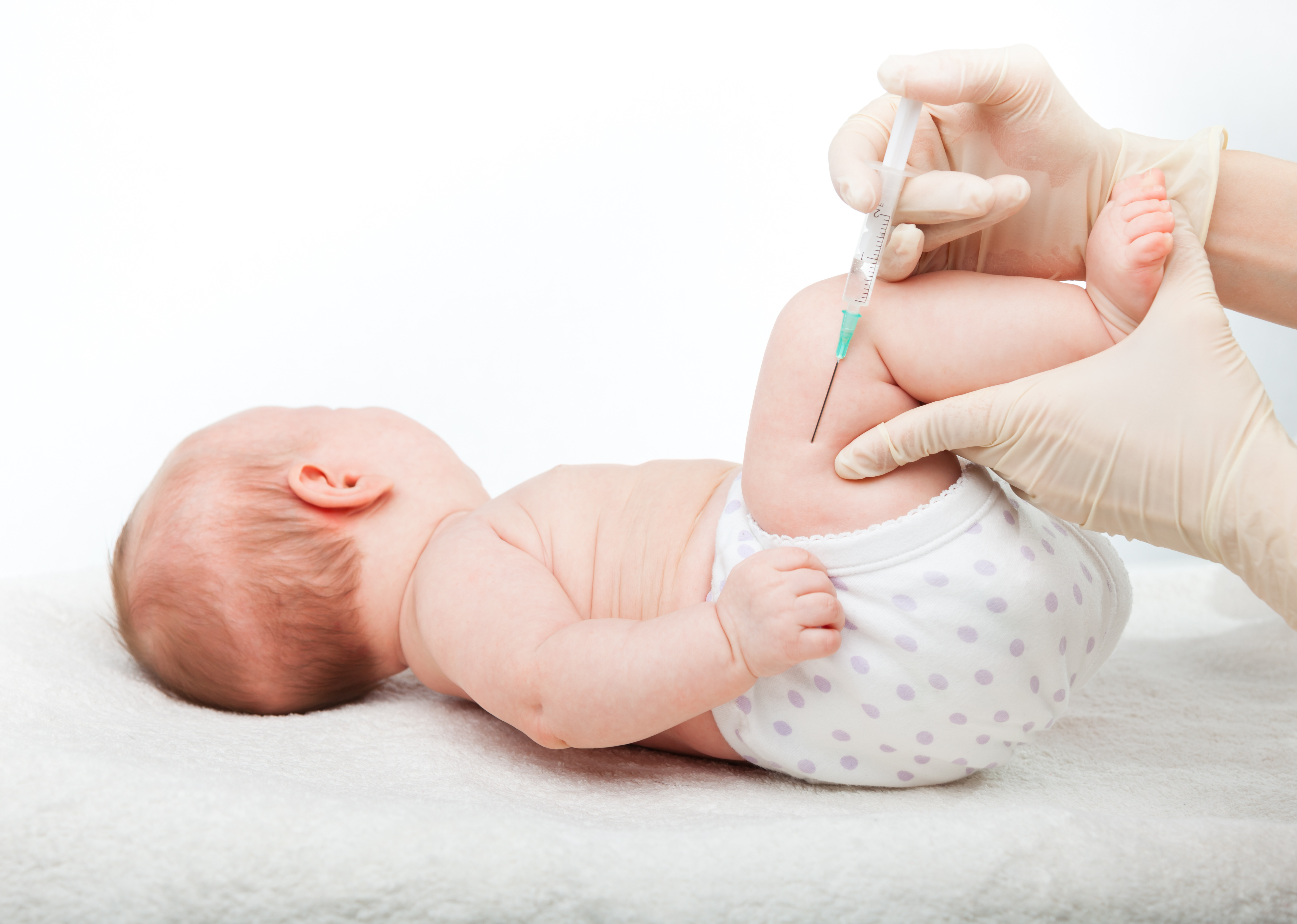 Новорожденному после. Вакцинация новорожденных. Укол новорожденному. Прививка в бедро ребенку. Прививки для новорожденных.