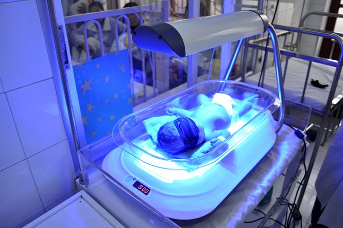 Ультрафиолетовые ванны показаны даже новорожденным