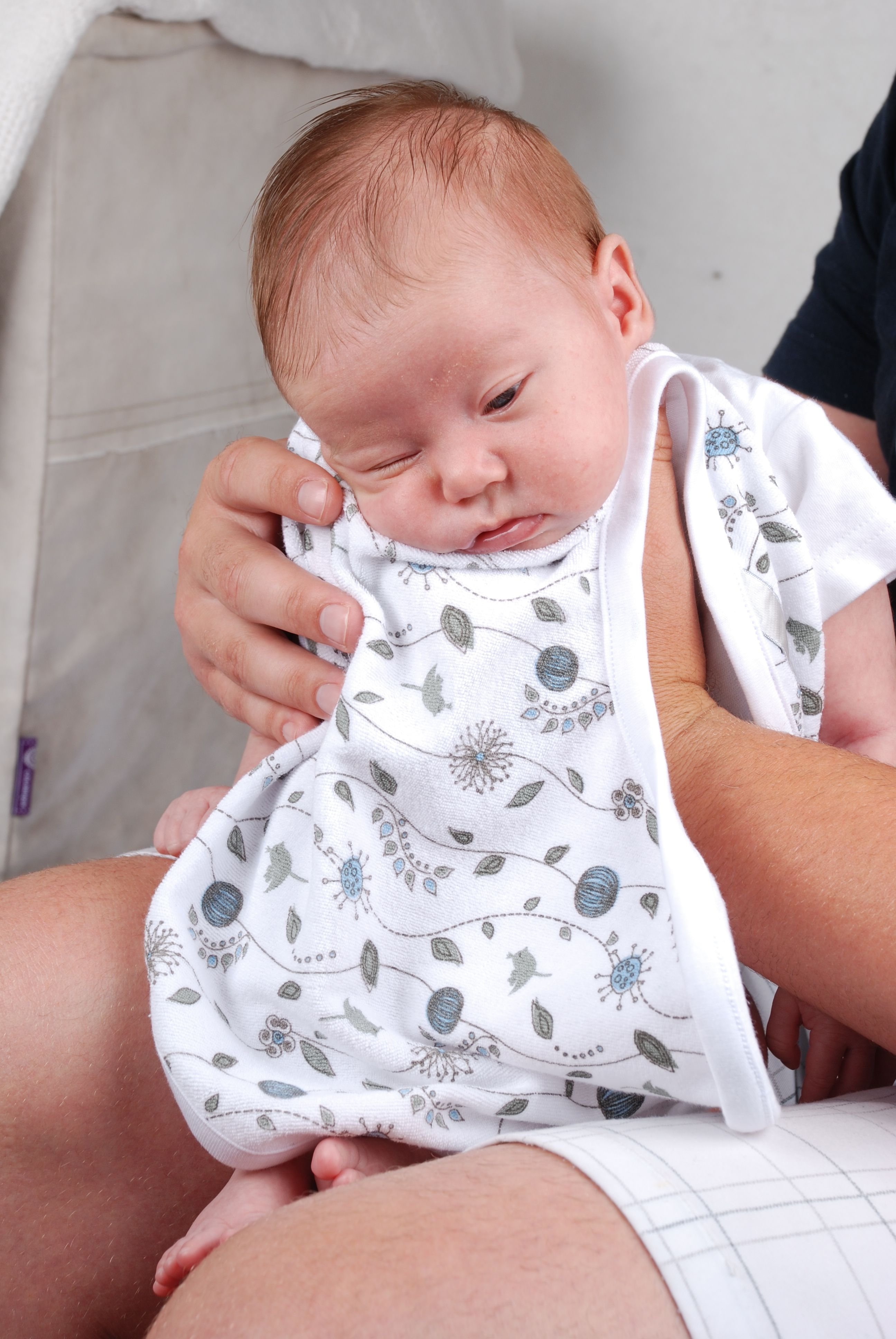 Ребенку месяц сильно срыгивает. Срыгивание у новорожденных грудным молоком. Срыгивает новорожденный.