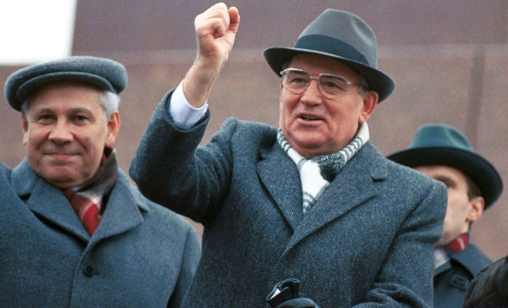 Mihail-Gorbachev-na-tribune-Mavzoleya-1990-god
