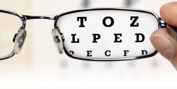 Очки или контактные линзы для коррекции зрения