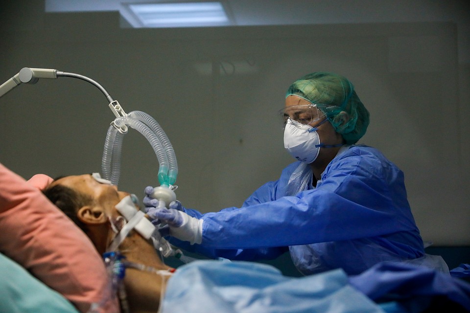 Пациент с коронавирусом дышит при помощи аппарата искусcтвенной вентиляции легких в больнице Афин. Фото: REUTERS