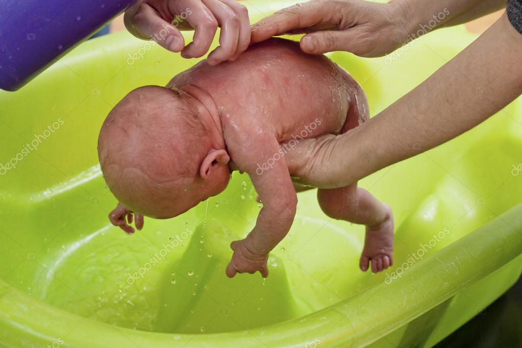 Как подмывать новорожденного в роддоме. Поза для подмывания новорожденного. Позы для подмывания младенца. Мытье малышей новорожденных. Позы для купания новорожденного.