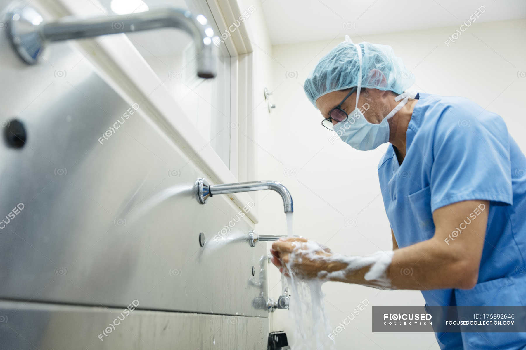 Подготовка хирурга к операции. Мытье рук хирурга перед операцией. Подготовка рук хирурга к операции. Хирургическая мойка рук. Хирург обрабатывает руки.