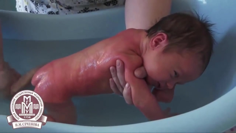 Подмывание новорожденного мальчика. Подмывание девочек новорожденных под краном. Подмывать новорожденного мальчика. Подмывание мальчиков новорожденных. Как подмыть новорожденного ребенка.